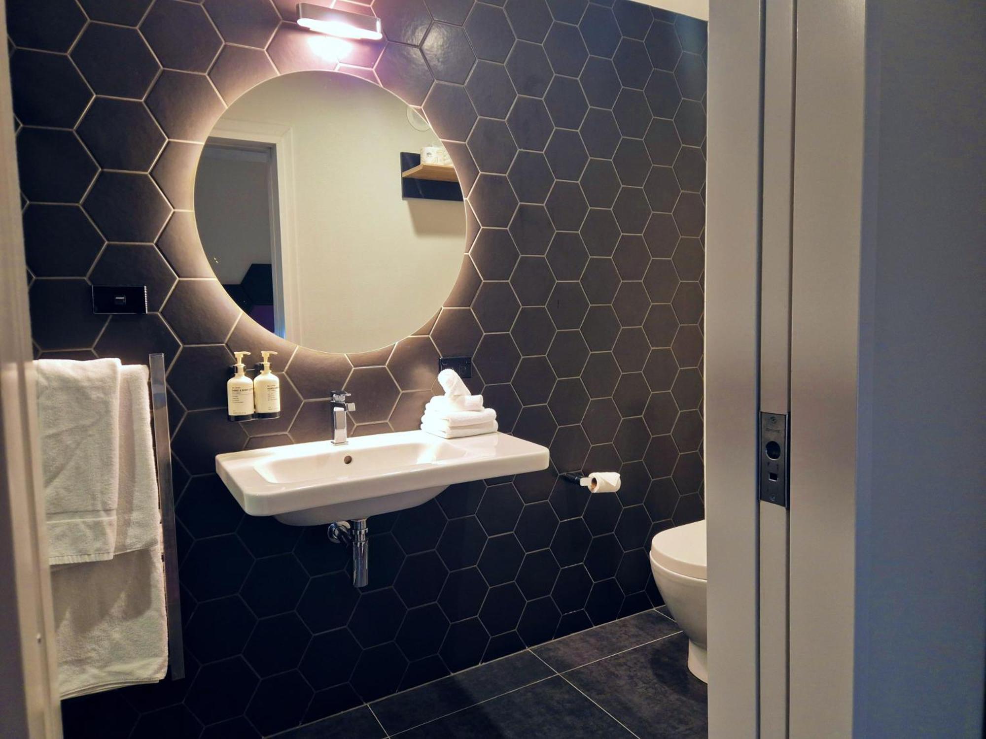 Breakfree On Cashel, An Accor
